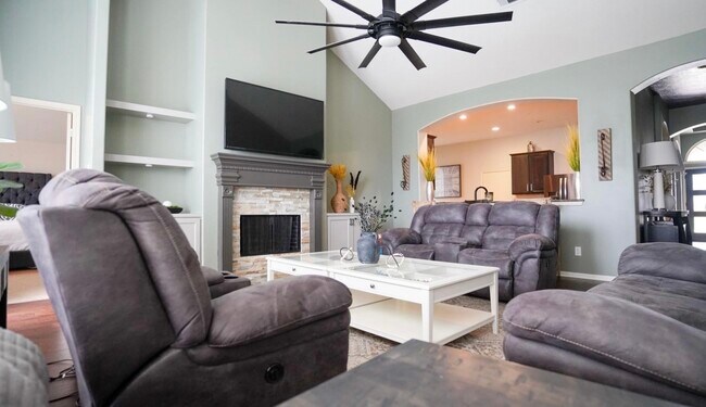 Building Photo - 2109 Mooncrest Dr