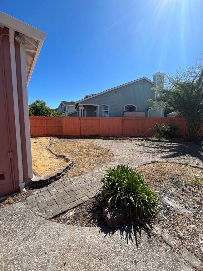 Building Photo - 2065 Banjo Dr