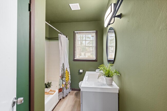 Building Photo - Charming 3BR Home + Bonus Room Near Downtown Savannah & Tybee Island