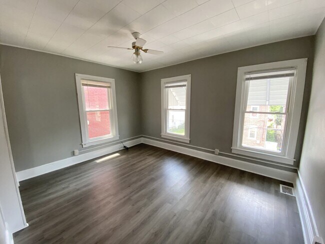 Building Photo - 3 Bedroom Duplex