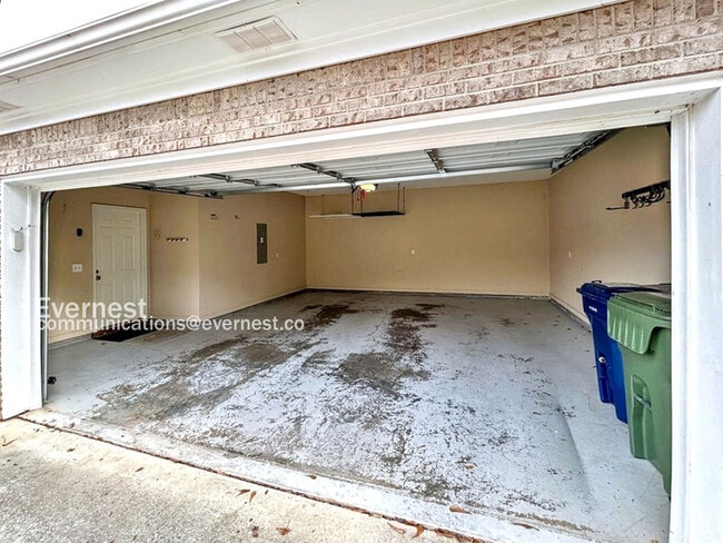Building Photo - 203 Silver Tail Ln