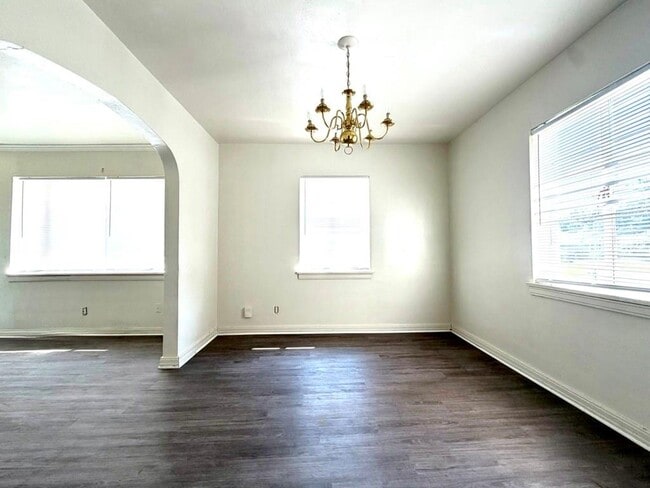 Building Photo - 700 Lilac Ave