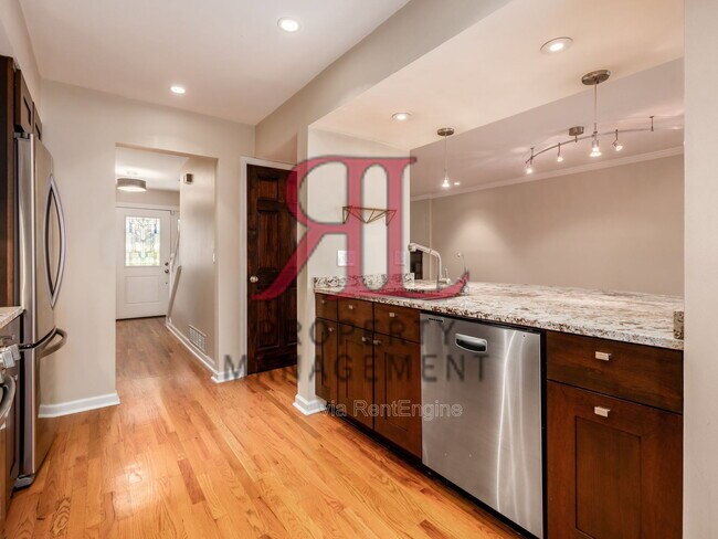 Building Photo - 362 W 4th Ave