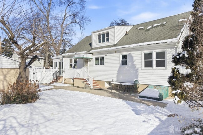 Building Photo - 219 Plainfield Rd