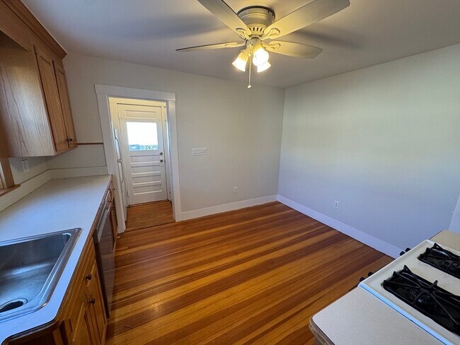 Building Photo - 121-123-123 Hammond Rd