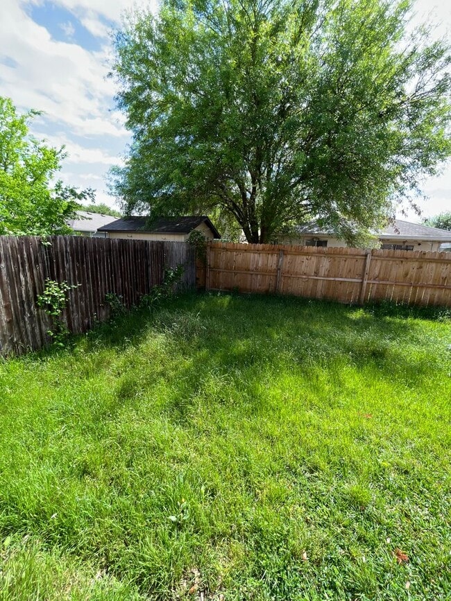 Building Photo - 3 Bedroom 2 bath NEAR TESLA!