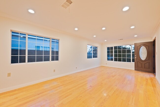 Building Photo - 331 W Bencamp St