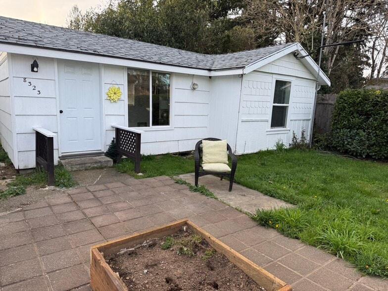 Building Photo - 8323 SE 62nd Ave