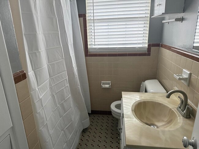 Building Photo - 629 Stiles Ave