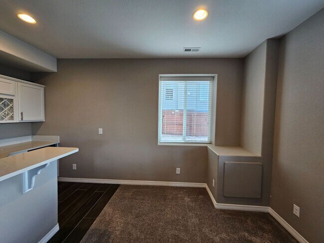Building Photo - Beautiful 5 Bedroom, 3.5 Bath, 4 Car Garag...