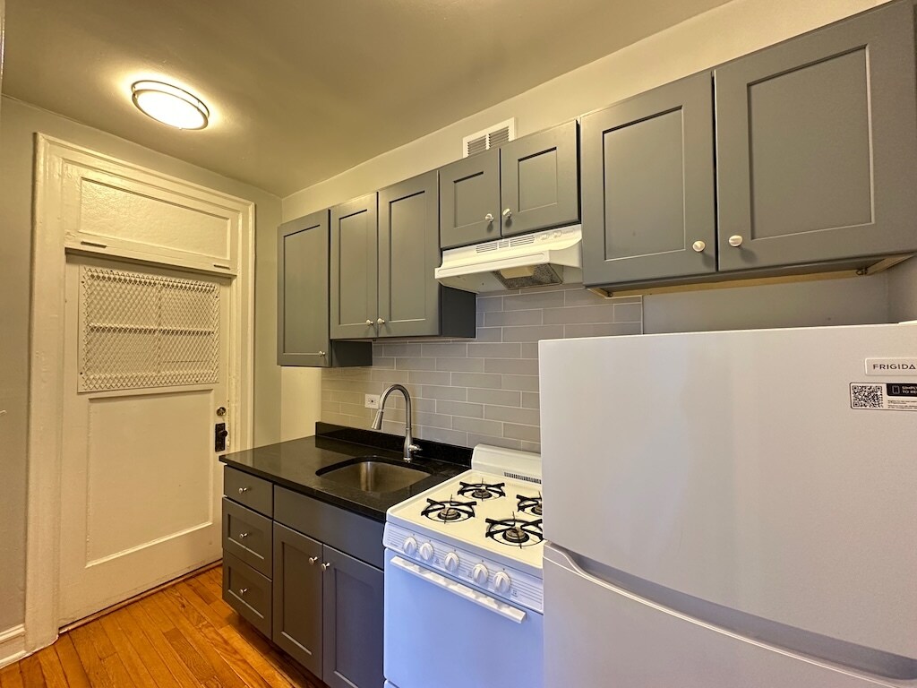 Building Photo - 1369 W Estes Ave