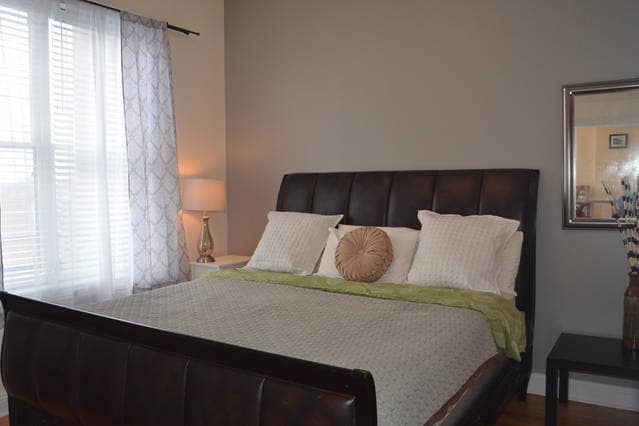 Building Photo - Lakeview south exposure with balcony. In unit laundry stainless appliances