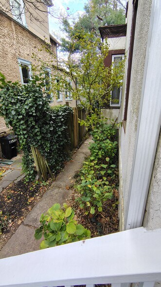 SIDE PATH TO THE BACKYARD - 4 Edmarth Pl