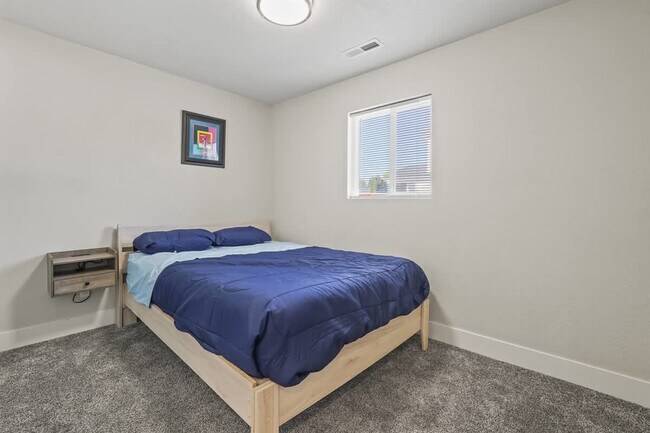 Building Photo - 1001 N Shamrock St