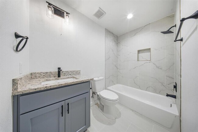 Building Photo - 5005 Cottonwood Cir