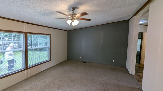 Building Photo - Newly renovated gem located at Earl Lake i...