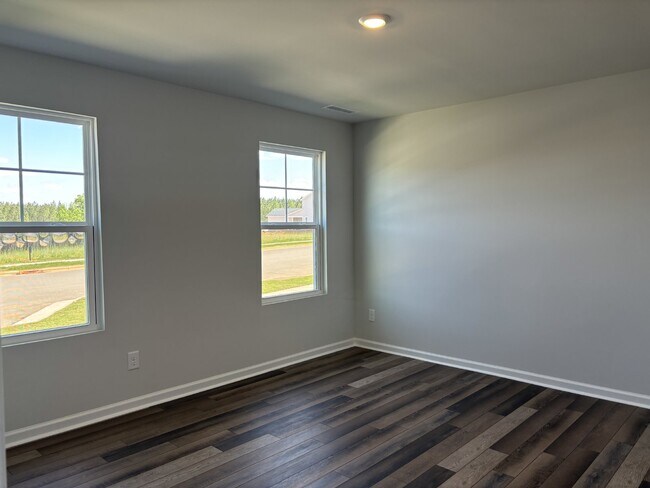 Building Photo - 318 Leland Crst Dr