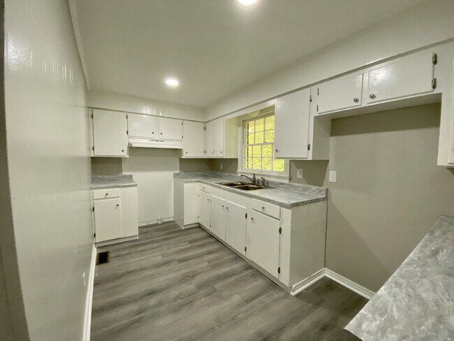 Building Photo - "Charming 3-Bedroom Rental with Hardwood Floors in Florence, AL - A Must-See!"