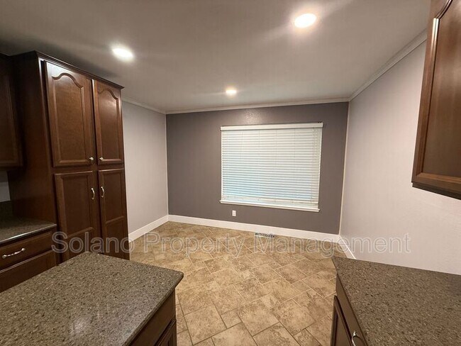 Building Photo - 921 Hickory Ave