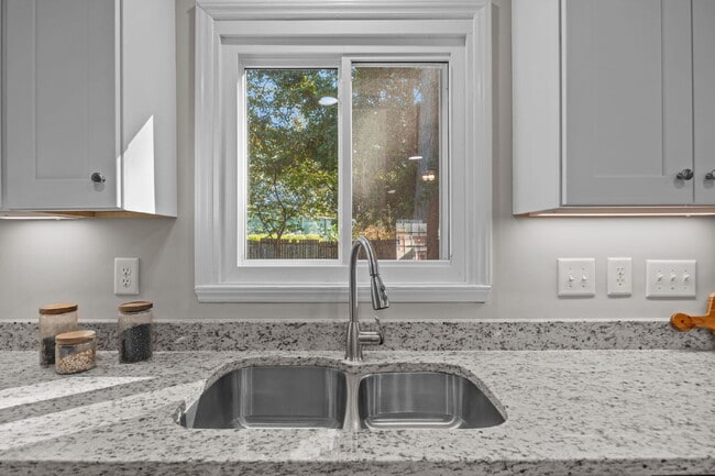 Building Photo - Charming 3-Bed Home with Granite Touches & Finished Basement in Raleigh!