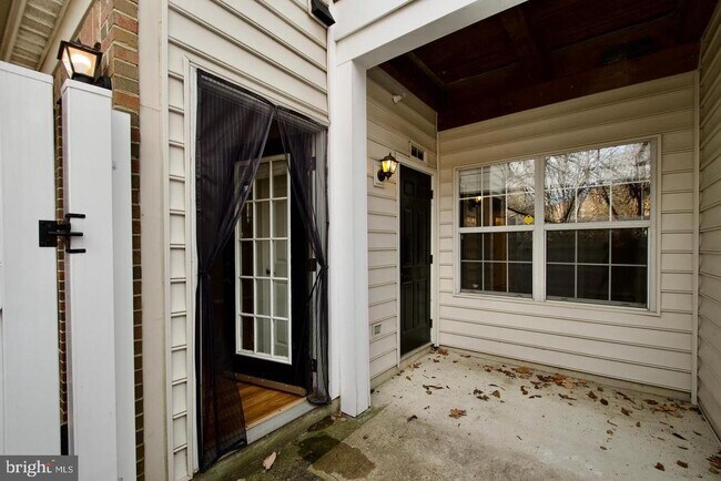 Building Photo - 2324 Henshaw Pl