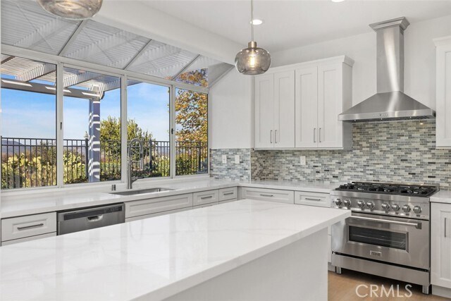 Building Photo - 2 Crystalglen