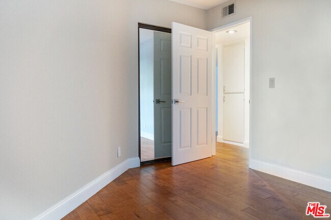 Building Photo - 6638 Clybourn Ave