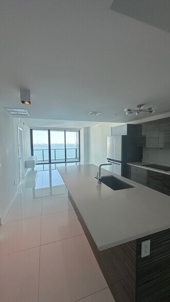 Building Photo - 808 Brickell Key Dr