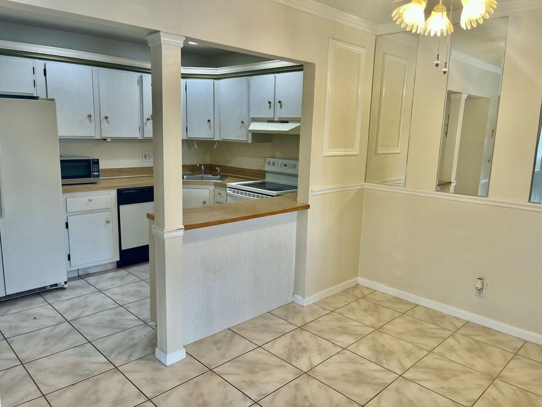 Building Photo - 536 Shady Pine Way