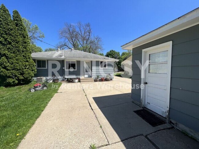 Building Photo - Available July 1st - 2 bed 2 bath, Single Family Home in Richfield!