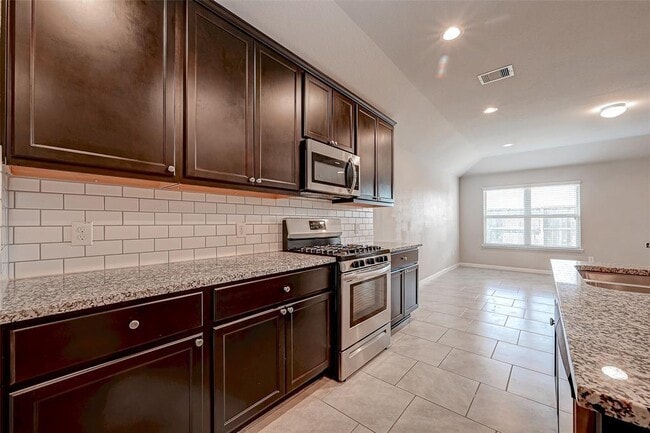 Building Photo - 611 Harvest Bluff Dr