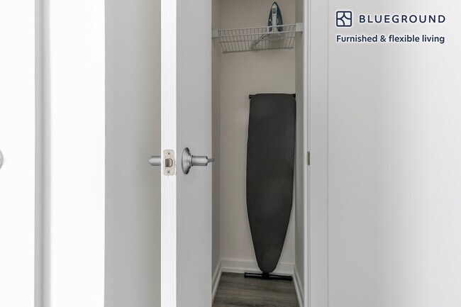 Building Photo - 460 W Chicago Ave