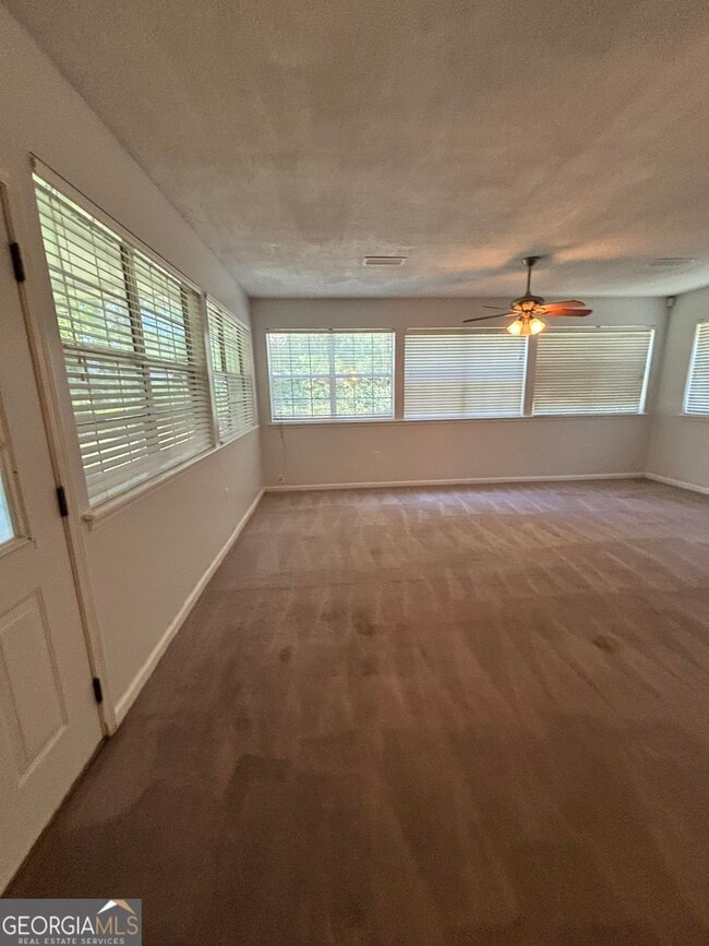 Building Photo - 303 Foxwood Dr