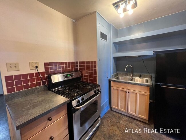 Building Photo - 2730 N Martin Ave