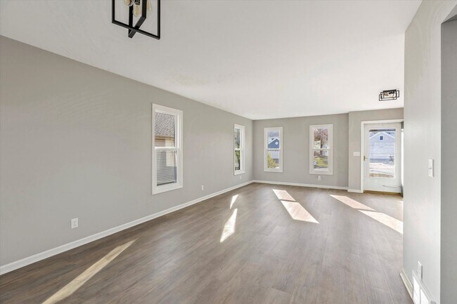 Building Photo - Updated Kenosha 3 Bedroom 2.5 Bath