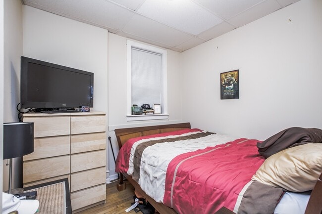 Building Photo - Spacious 1bedroom/1bath unit in Bucktown! Central Air, Dishwasher, FREE Laundry! Near Metra!