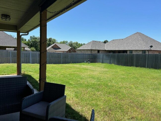 Building Photo - 604 NW Newgate Dr