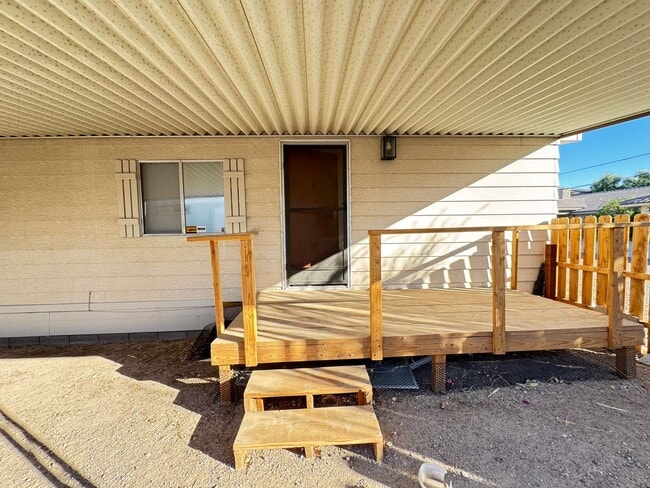 Building Photo - Spacious 2 bedroom