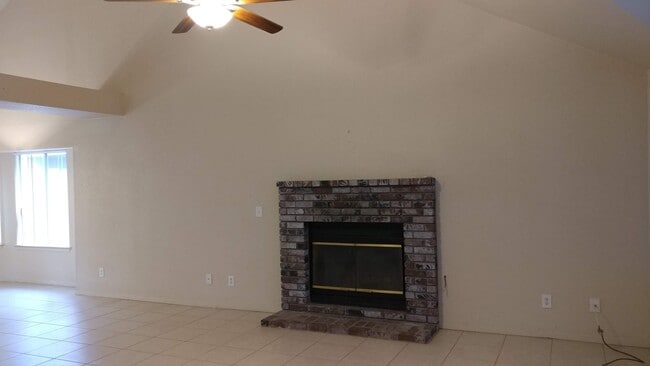 Building Photo - 2 Story home in NE Fresno, Clovis Schools and near shopping centers.