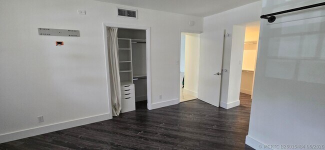 Building Photo - 3300 N Palm Aire Dr