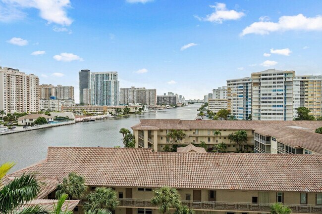 Building Photo - 2602 E Hallandale Beach Blvd