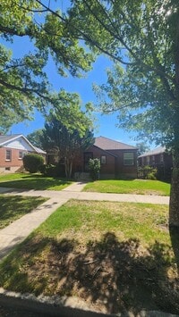Building Photo - Charming Brick Home!