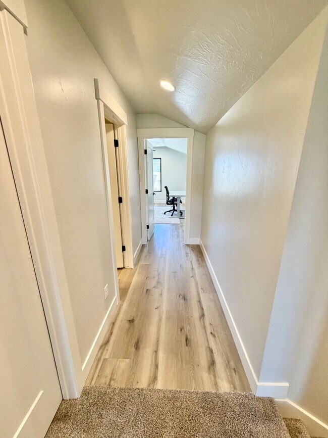 Building Photo - Beautiful Modern 5 Bedroom Home!! Furnished or Unfurnished option!!
