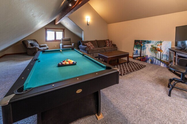 Building Photo - Large spectacular home with all the bells and whistles