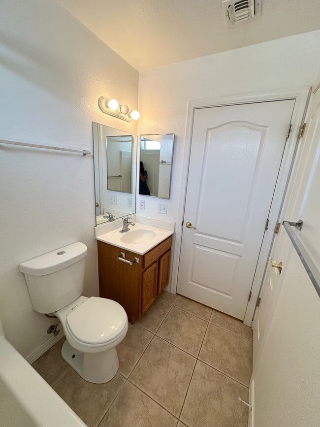 Building Photo - Great 3 Bedroom Home with Detached Garage!