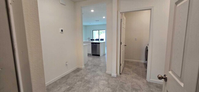 Building Photo - 528 Seafoam Cir