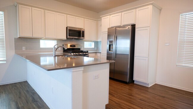 Building Photo - 2021 4/2.5 house in Devine Lake