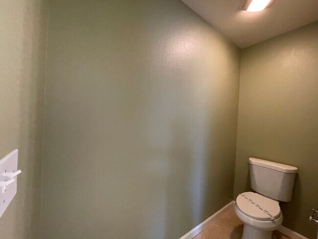 Building Photo - 5 Bed 2.5 Bath + a Den in Tigard/Bull Mountain - Solar Panels, Central A/C and More!