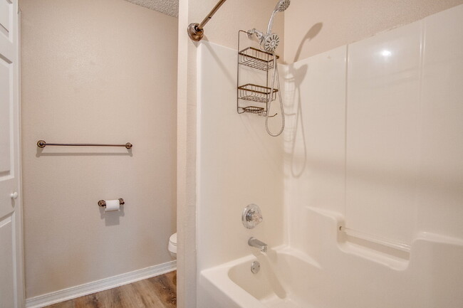 Building Photo - Adorable Updated 2BR Cottage-Style Townhom...