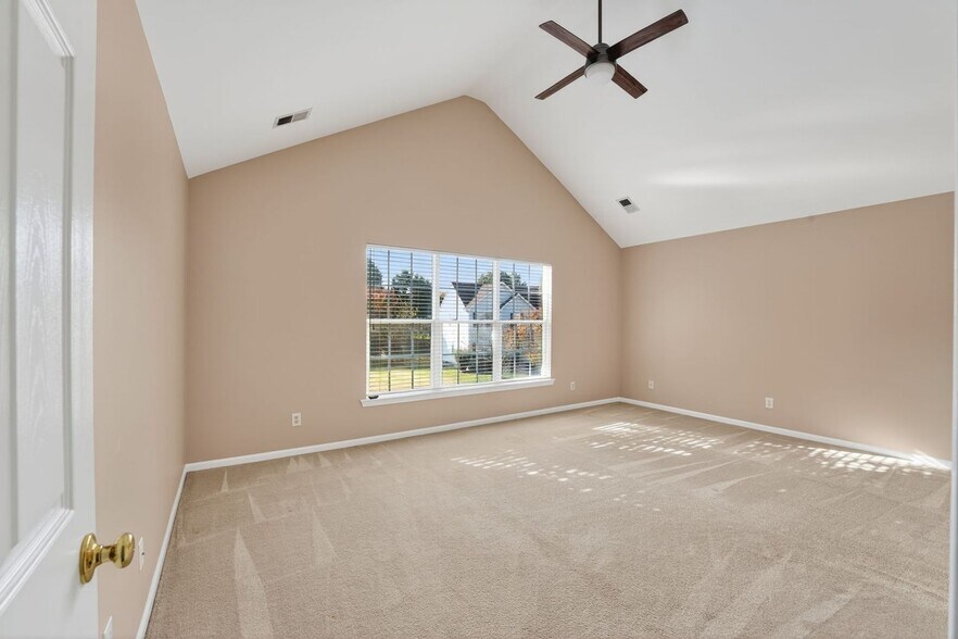 Building Photo - 5229 Bentgrass Run Dr